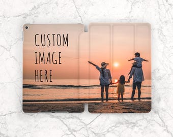 Funda para iPad personalizada con foto única. Regalo personalizado de cumpleaños, boda o para la familia. Compatible con iPad 11, 2025, 12, 9, Air, 11, 2026, 10, 2, Air, 13, Pro, 13, Mini, 7 y A16.