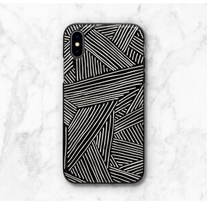 K&ouml;nnte beinhalten: Schwarzes und wei&szlig;es Handy-Case mit einem geometrischen Muster aus sich kreuzenden Linien.