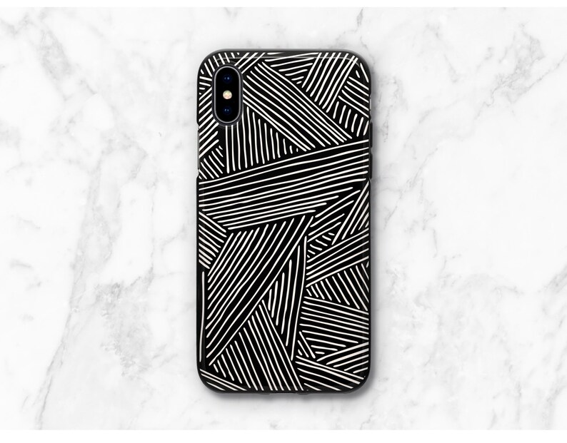 K&ouml;nnte beinhalten: Schwarzes und wei&szlig;es Handy-Case mit einem geometrischen Muster aus sich kreuzenden Linien.