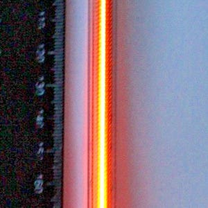 Peut inclure: Un tube en verre long et fin avec un gaz orange-rouge incandescent à l'intérieur. Le tube mesure environ 25 cm de long et est muni d'un capuchon métallique à chaque extrémité.