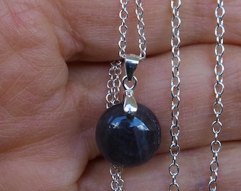 Joli petit pendentif/collier Labradorite bleu rond 12mm avec bélière et chaine argent925 de 45cm ou chaine plaqué argent ou cordon noir.