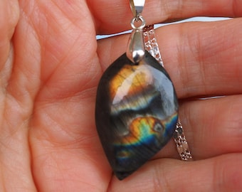 Pendentif/collier Labradorite multicolore 33,9mmx20,8mm avec bélière argent925 & chaine plaqué argent 60 cm ou cordon noir. Envoi suivi.