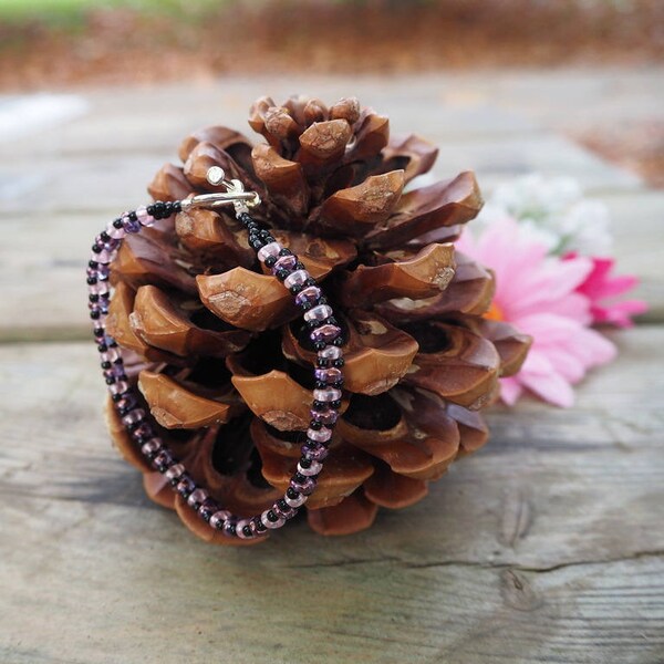 bracelet en perles de rocaille toho noire et super duo en verre tchèque rose et violette métaliséee. Envoi en lettre suivie.