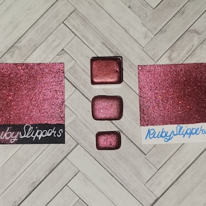 Pittura ad acquerello metallizzata fatta a mano in pantofole rubino, pigmento di mica mescolato con glitter olografico!