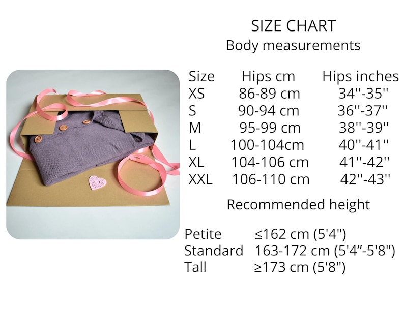 Puede incluir: Una prenda morada con botones dentro de una caja de regalo de cart&oacute;n marr&oacute;n envuelta con cinta rosa y un adorno en forma de coraz&oacute;n. Junto a la caja hay una tabla de tallas con medidas corporales en cent&iacute;metros para tallas de XS a XXL.