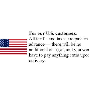 Puede incluir: Un gr&aacute;fico que muestra la bandera de los Estados Unidos con colores rojo, blanco y azul, acompa&ntilde;ado del texto en negro: For our U.S. customers: All tariffs and taxes are paid in advance &mdash; there will be no additional charges, and you won't have to pay anything extra upon delivery.