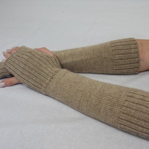 Chauffe-mains en alpaga tricoté pour femme Manchettes longues en laine Mitaines sans doigts Gants d'hiver Mitaines chaudes en alpaga blanc noir image 4