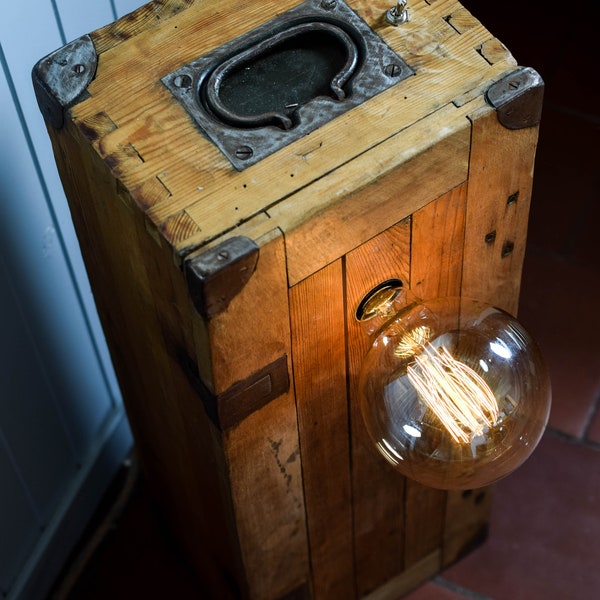 Lampe en bois caisse vintage