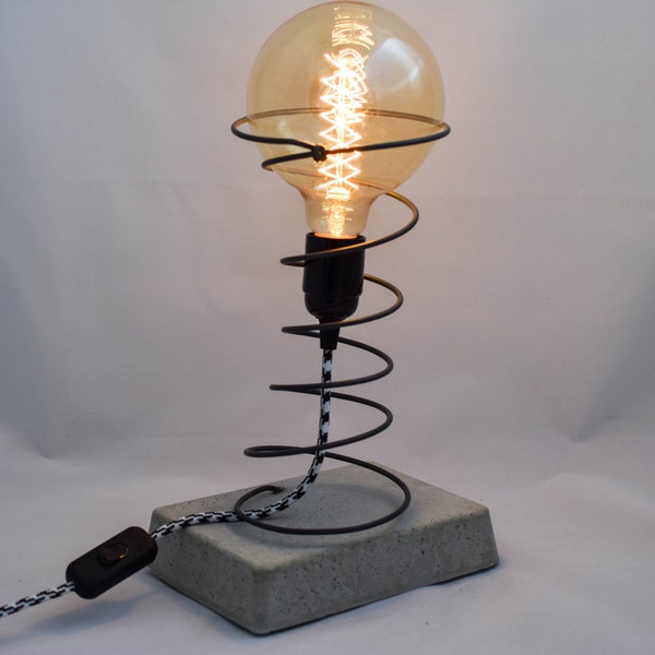 Lampe design industriel en béton ampoule à filament.