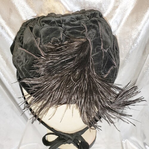 VICTORIAN shops 1870's - 90's Velvet 'Mourning Hat'