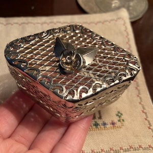 Boîte ancienne en métal argenté