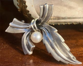 Broche vintage de perlas Mikimoto, cinta de plata de ley con lazo, perla Akoya