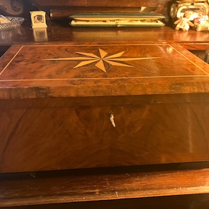 Vintage Schmuckschatulle aus Walnuss-Intarsien mit Schlüssel | Wurzelholz Aufbewahrungsbox | Mid Century Verschluss Schatztruhe