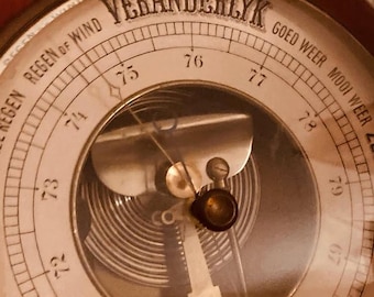 Barómetro holandés antiguo – Medidor meteorológico de pared vintage – Caja de madera, esfera de latón, 22 cm – Decoración europea para el hogar