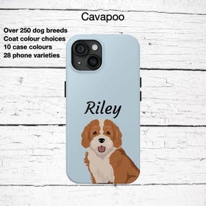 Peut inclure: Coque de téléphone bleu clair avec une illustration de chien Cavapoo et le nom "Riley". L'étui a un module de caméra noir et des boutons latéraux noirs. Le texte sur l'étui indique "Plus de 250 races de chiens, Choix de couleurs de manteau, 10 couleurs de coque, 28 variétés de téléphones."