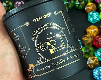 Vela de cera de soja con mecha de madera crepitante y aroma a secretos, pergaminos y tomos. Botín oculto D20.