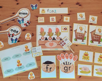 Puede incluir: Materiales educativos para niños, que incluyen tarjetas de reconocimiento de números y palabras, ayudas para la ortografía y problemas de matemáticas. El conjunto incluye redes de mariposas con las palabras "par" e "impar", y tarjetas con las palabras "rana", "bug", "fr" y "gr".