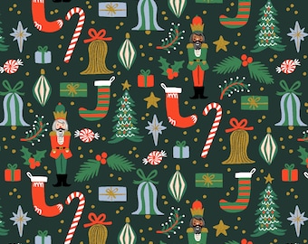 Pode incluir: Um padrão de tecido verde-escuro com ilustrações de Natal repetidas, incluindo quebra-nozes, meias às riscas vermelhas e verdes, bengalas doces, pinheiros, sinos dourados, caixas de presente, rebuçados e estrelas.