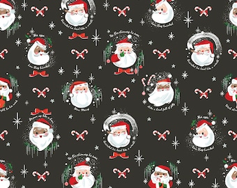 Könnte beinhalten: Schwarzer Stoff mit einem sich wiederholenden Muster von Weihnachtsmann-Gesichtern. Der Stoff hat einen weißen, glitzernden Hintergrund mit roten Zuckerstangen und Sternen. Der Text "Went straight to his work" und "His eyes how they twinkled" ist im Muster enthalten.