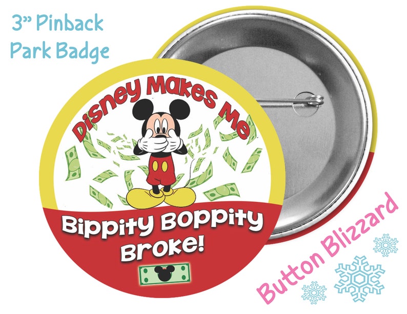 K&ouml;nnte beinhalten: Ein 7,6 cm gro&szlig;er Ansteckbutton f&uuml;r den Park mit Mickey Mouse, um den herum Geld fliegt. Der Text auf dem Button lautet "Disney Makes Me Bippity Boppity Broke!"