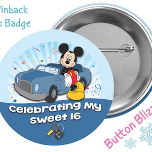 K&ouml;nnte beinhalten: Ein 7,6 cm gro&szlig;er Ansteckbutton f&uuml;r den Park mit Mickey Mouse in einem blauen Auto und dem Text "Celebrating My Sweet 16".