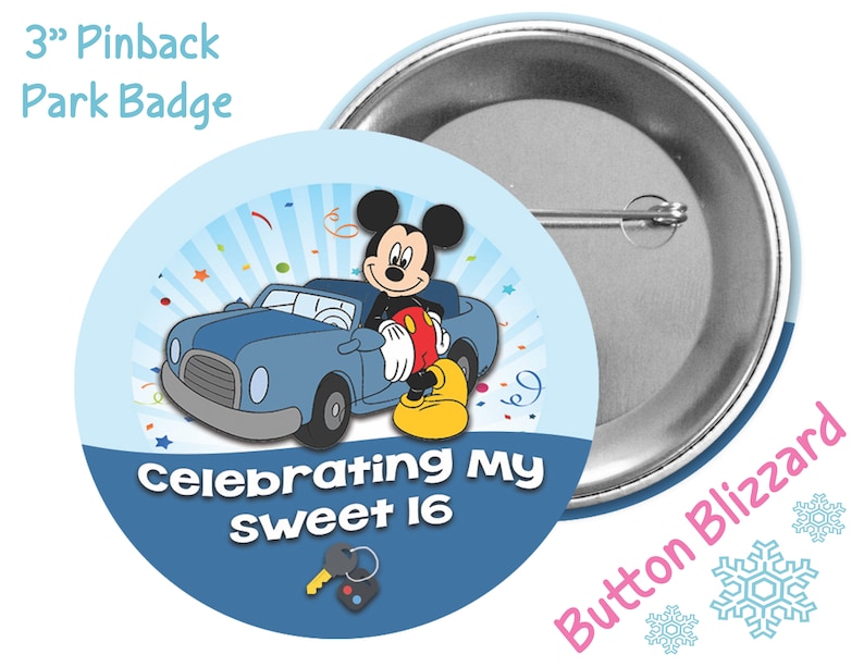 K&ouml;nnte beinhalten: Ein 7,6 cm gro&szlig;er Ansteckbutton f&uuml;r den Park mit Mickey Mouse in einem blauen Auto und dem Text "Celebrating My Sweet 16".