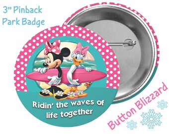 Botón de Minnie y Daisy surfeando juntas las olas de la vida - Botón de amistad - Botón de parque temático - Pin de parque Disney - Insignia de mejores amigas de Disney