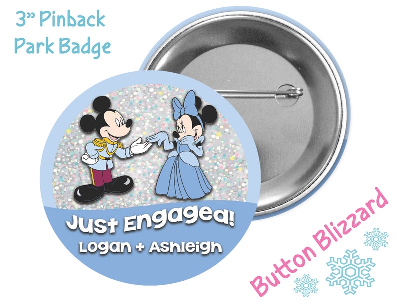 Pode incluir: Um distintivo de parque de 7,6 cm com pino que apresenta Mickey e Minnie Mouse vestidos com suas roupas de casamento. O distintivo tem um fundo azul com uma textura brilhante e o texto "Just Engaged! Logan + Ashleigh".