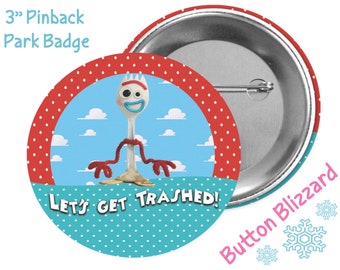 ¡Hola, soy Forky! ¡Estoy hecho polvo! - Botón de Forky de Toy Story 4 - Insignia de Toy Story Land - Pin de vacaciones en Disney - Botón de parques de Disney - Insignia de viaje a Disney