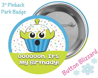 Botón de cupcake inspirado en extraterrestres de Oooooh, es mi cumpleaños - Botón de extraterrestre de Toy Story - Insignia de comida de Disney Park - Pin de cumpleaños de Disney - Pin de cupcake