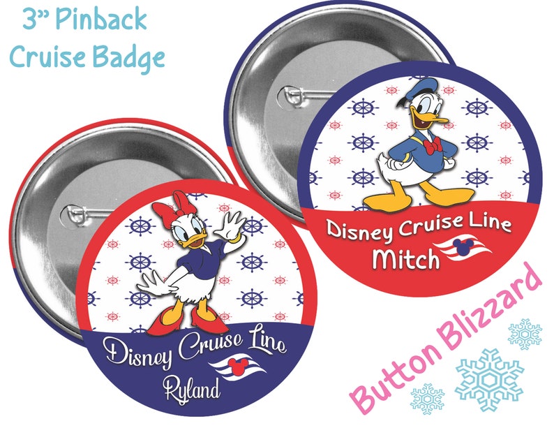 Pu&ograve; includere: Due bottoni da spilla da 7,6 cm con design Disney Cruise Line. I bottoni sono rosso, bianco e blu con un tema nautico. Un bottone presenta un'immagine di cartone animato di Daisy Duck e il testo "Disney Cruise Line Ryland". L'altro bottone presenta un'immagine di cartone animato di Donald Duck e il testo "Disney Cruise Line Mitch".