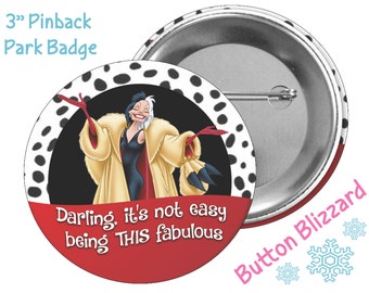 Botón de Cruella De Vil - Botón de Villano de Disney - Pin de 101 Dálmatas - Pin de Parque Temático - Insignia de Vacaciones de Disney - Pin de Disfraz de Cruella De Vil