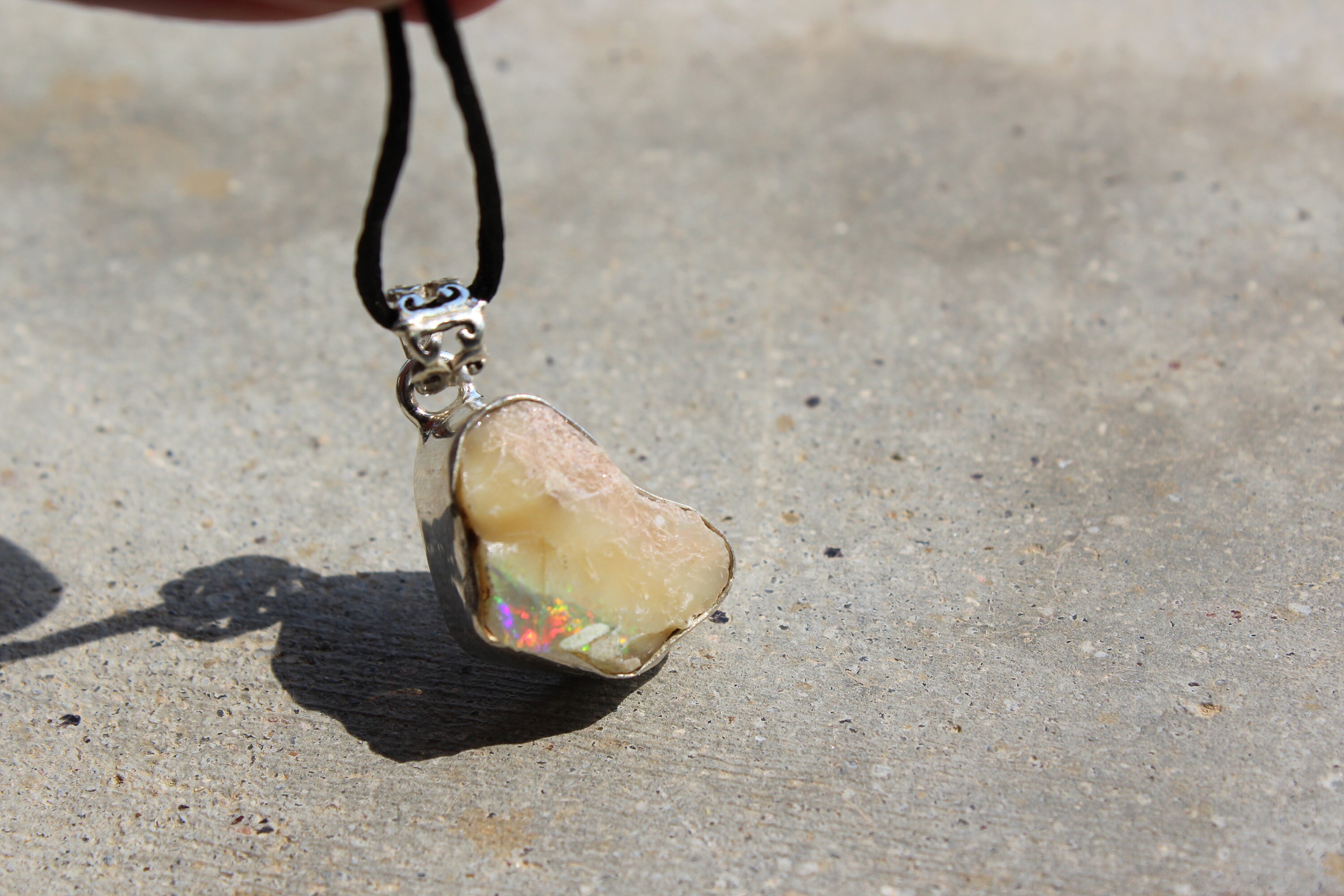 Collier Artisanal En Opale Blanc - Longueur 67 Cm - Neuf Sans Emballage