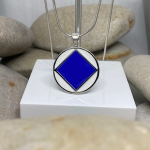 Narcotics Anonymous Service symbol with Basic text blue and white 20mm (NAP-18) comes with chain