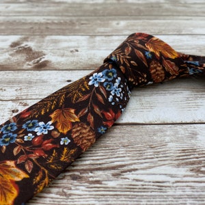 Herbstkrawatte mit Blumenmuster/Krawatte mit Blumenmuster in braun und blau/Herbstkrawatte/Herbstkrawatte/Hochzeitskrawatte/Winterhochzeit/Missionar Krawatte/ Schmale Krawatte/Herrenkrawatte