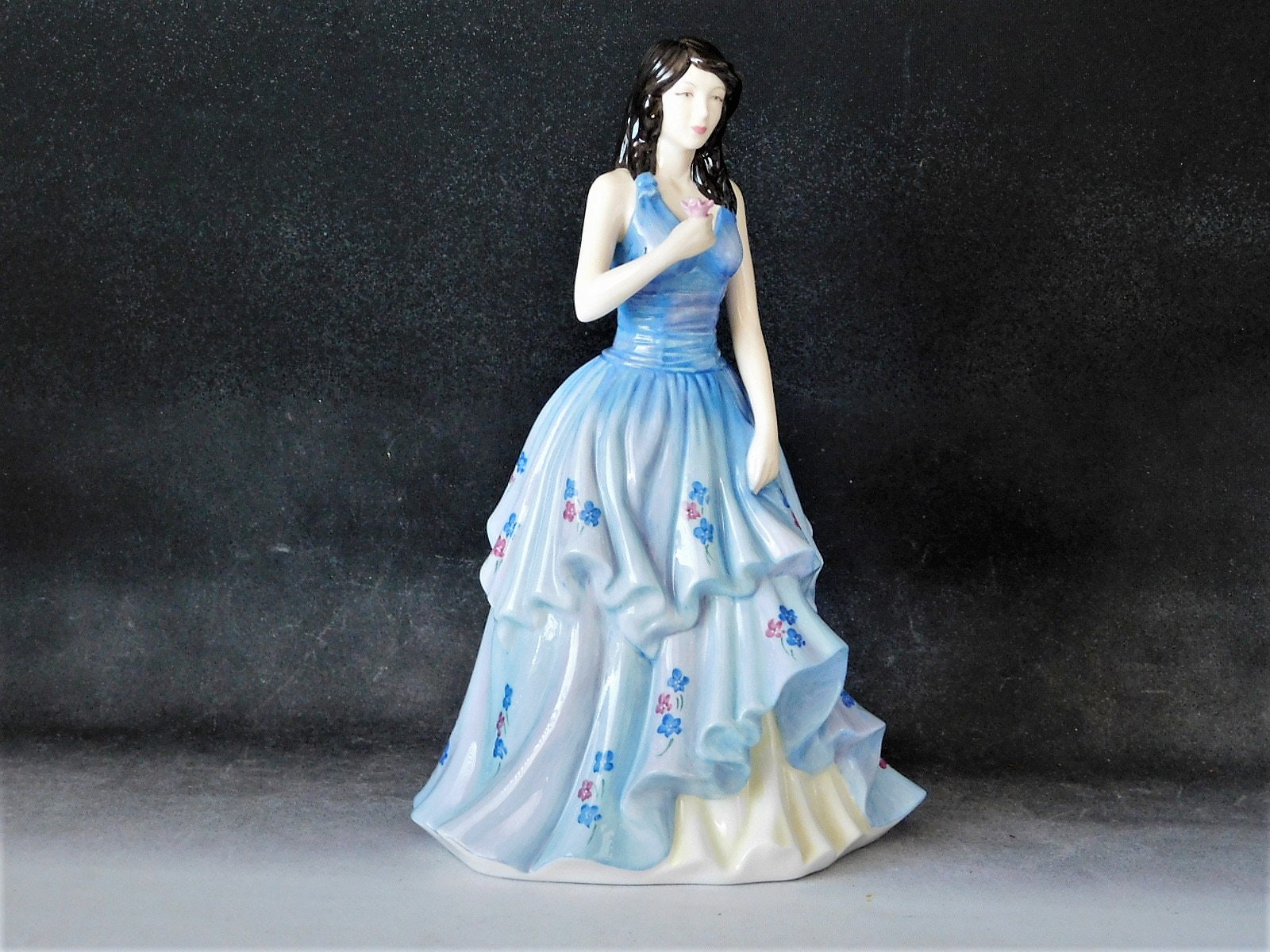 Royal Doulton Pretty Ladies Andrea Figurine HN4914 Royal Doulton Pretty Ladies Andrea Figurine HN4914