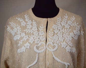 Jaren 1950 L Beige I. Magnin Fine Knit Wool Sweater, Wit kralen vest met lange mouwen, 38 "buste