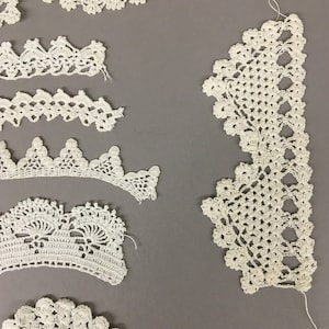 9 antieke haakmonsters met schelpsteekvariaties, natuurlijk ecrukleurig katoen, handgemaakt haakwerk uit de 19e eeuw