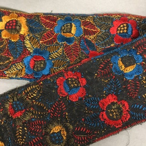 Cinta bordada floral roja, naranja y azul, hilos metálicos de rayón y bronce sobre un respaldo de algodón negro, hecho en la India, corte de 2,625" x 2,75 yardas