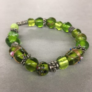 1990s Green Chunky Glass Beads on adjustable stretch bracelet, antique silver spacer beads, handmade glass beads, Vintage Jewelry,