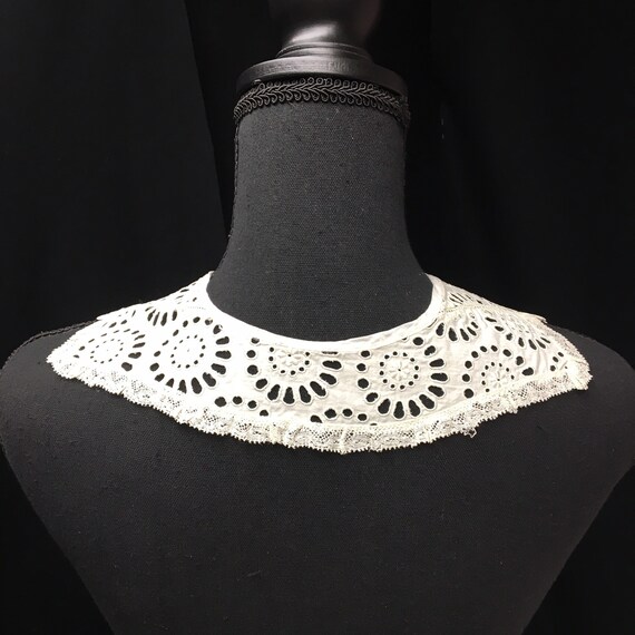 1940s Off White Eyelet Notched collar, Sewing pro… - image 3