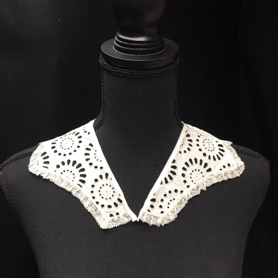 1940s Off White Eyelet Notched collar, Sewing pro… - image 1