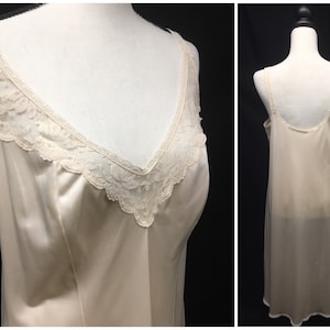 1980s L Blush Nylon Knit Dress Slip, Accenti e cinturini in pizzo, Vintage Full slip di Maidenform, Busto da 40&quot;