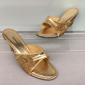 1980s 7 Gold Paisley Lurex Print Wedges, Diapositives d’été Boho Luxe, Détail Bouton, Chandlers, Talon en coin 2,75 », US 7, EU 37, UK 5