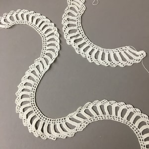 Due pezzi di pizzo ricurvi lavorati a mano all'uncinetto, originali antichi da 15" in cotone ecru e copia da 8" in filo bianco