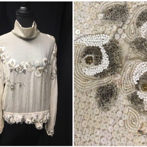 1980er Jahre XL Vintage Pailletten Perlen Chiffon Langarm Bluse w Gürtel, Le Mieux hergestellt in Indien, Creme Silber Tambour Perlen, 40 &quot;B, 38&quot; Saum