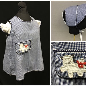 Conjunto de mono vintage para niños pequeños, delantal/sombrero de cuadros vichy azul y blanco, mameluco blanco, ricrac y aplique de cordero con un lazo rojo