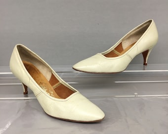 1960s 8 1/2 Cream Leather Classic Pointy Toe Pumps, 2 3/4" High Heels, Soulier de Magnifique, US 8.5, EU 38.5 UK 6.5