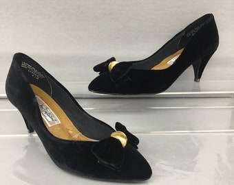 90s 8.5 Black Velvet Pointy Toe Pumps by Diane Von Furstenberg, 2.75" High heels, US 8.5, EU 38.5, UK 6