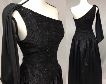 Jaren 1980 XS Black Glitter Lace Asymmetrische cocktail party jurk, One shoulder drape, Cachet voor Bari Protas, I. Magnin, 5/6, 32" B, 27" W